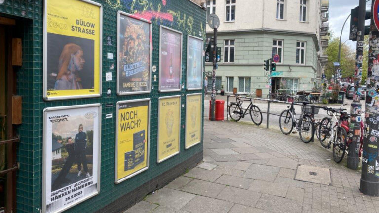 Szene und Kulturwerbung auf Plakaten.