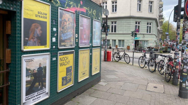 Szene und Kulturwerbung auf Plakaten. Unter anderem Plakate von Cyberz, Ed Sheeren. Buchwerbung für Noch Wach?