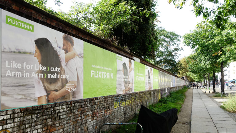 Flixtrain Werbung an einer langen Mauer