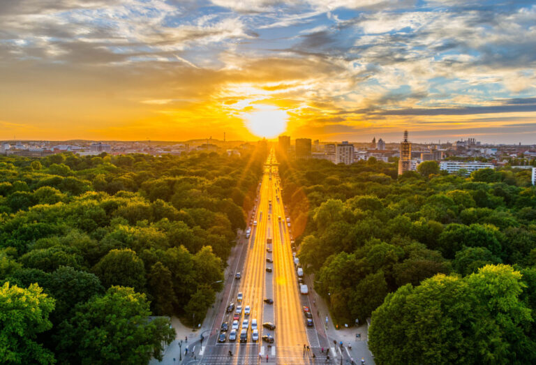 Plakatwerbung in Berlin. Sonnenuntergang in Berlin mit Blick aus der Luft Perspektive. Zu sehen ist der Tiergarten Park von der Siegessäule ausgehend. Berlin,Aerial View of Tiergarten park in Victory Column, Germany. Berlin, Tiergarten, City, Cityscape, Germany,Skyline,Sunset,Victory Column