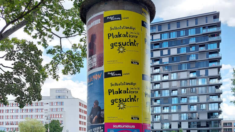 Werbeplakate an Litfaßsäule in Berlin