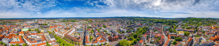 Panorama von Bielefeld. Die Großstadt Bielefeld liegt in Nordrhein-Westfalen. Werbung für die fast 334.000 Einwohner.