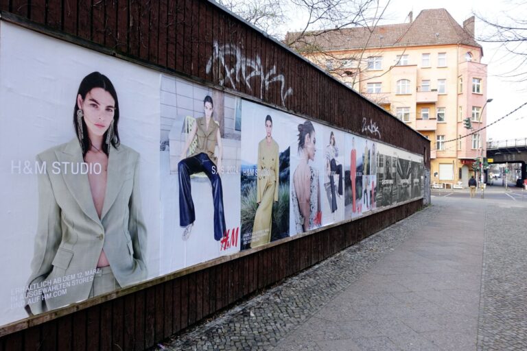 Werbefläche in Berlin mit einem Modekundenplakat