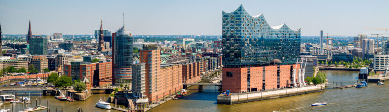 Fantastischer Blick auf die Elbphilharmonie in Hamburg im Stadtteil HafenCity am Ufer der Norderelbe. Das neue Wahrzeichen der Stadt Hamburg ist gleichzeitig Werbung für diese Stadt.