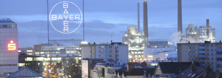 Blick auf das Industriegebiet mit Sicht auf die weltweit größte Leuchtreklame in Leverkusen, bekannt als Bayer-Kreuz.