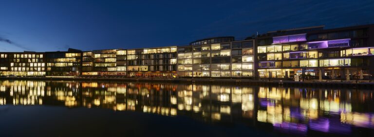 Panorama bei dämmerung vom Binnenhafen der Stadt Münster, bekannt als Hafen Münster in Westfalen.