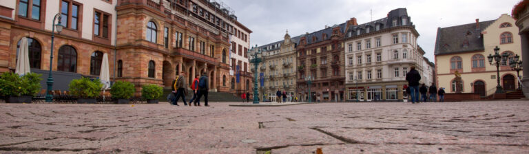 Wiesbadens Marktplatz mit dem neuen Rathaus der hessischen Landeshauptstadt Wiesbaden.