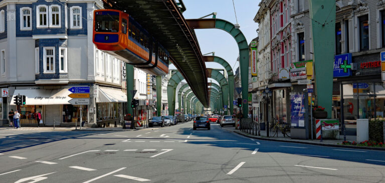 Die Schwebebahn in Wuppertal ist ein Wahrzeichen der Stadt. Täglich wird sie von über 80.000 Menschen in Wuppertal genutzt.