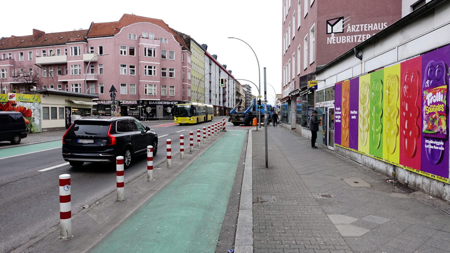 Werbung an der belebten Hermannstraße in Berlin