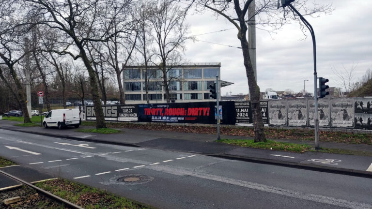 StreetFence Werbung in Köln für die Scooter - Thirty, Rough and Dirty! Tour in der Lanxess Arena Köln.