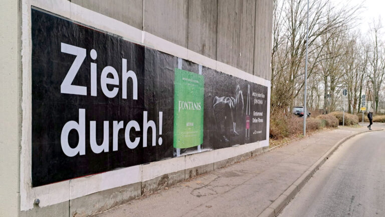 Fontanis Plakatwerbung auf einem StreetFence unter der PH-Brücke Richtung Rosenackerweg