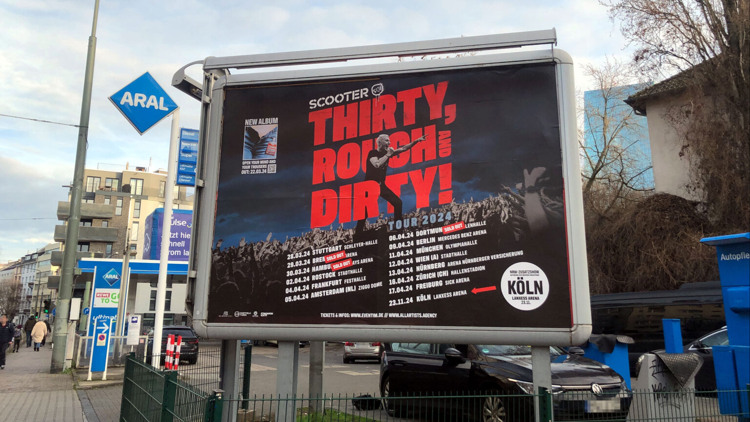 Scooter - Thirty, Rough and Dirty! Plakat an der Aral Tankstelle in Frankfurt am Main.