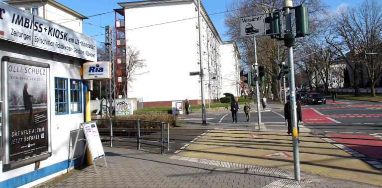 Außenwerbung auf einem TownFence in Frankfurt für das neue Album von Olli Schulz