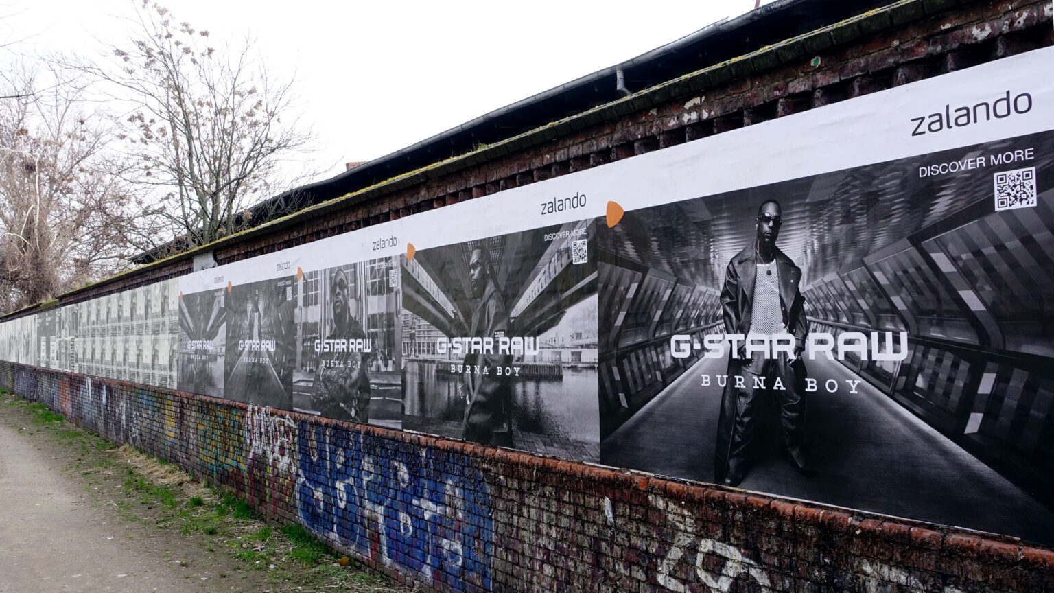 Werbekampagne von Zalando mit Außenwerbung auf einer TownWall in Berlin - G-Star Burna Boy