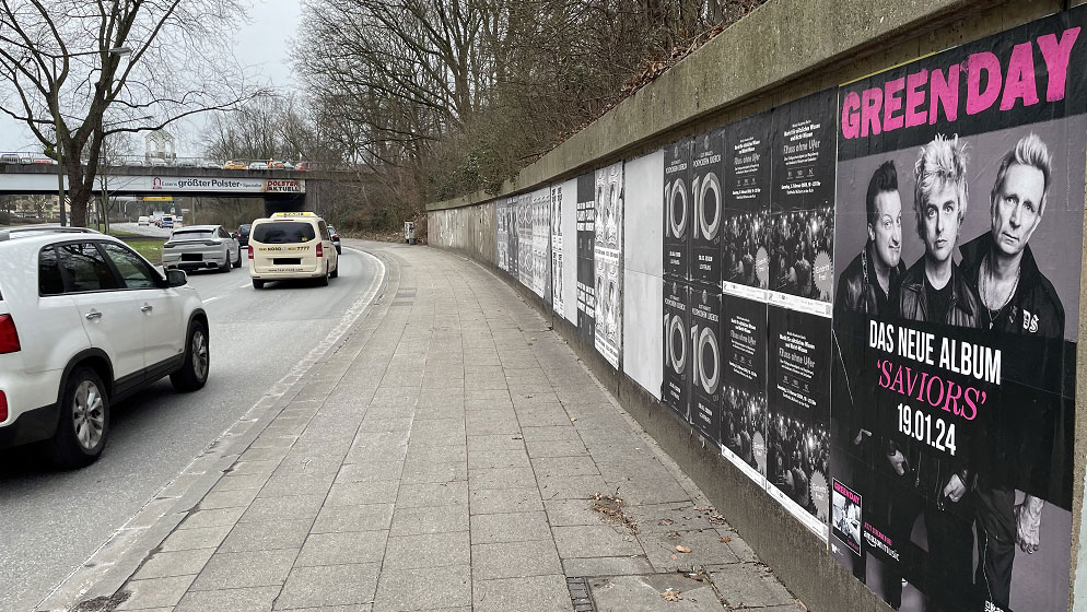 Werbung für das 14. Green Day Album auf einer TownWall