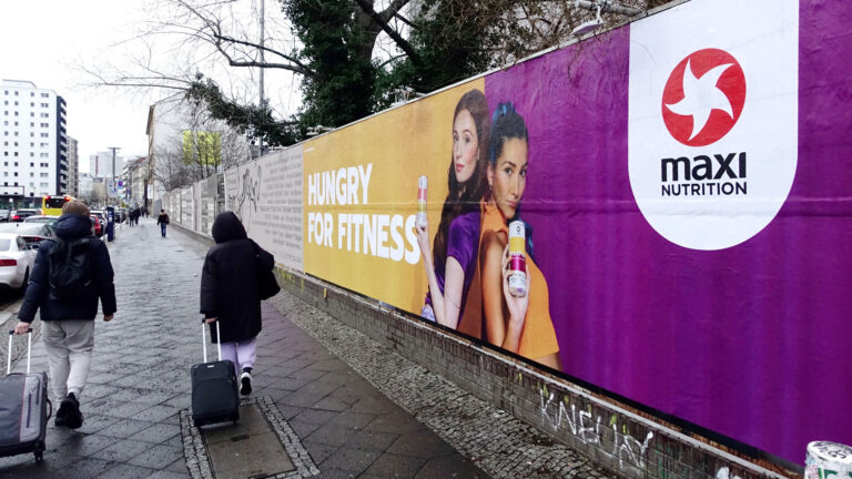 Riesen Werbefläche in Berlin mit Werbung für HNC an einer belebten Straße