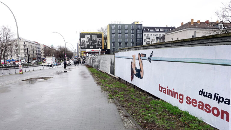 StreetFence riesen Werbefläche in Berlin mit Werbung für die Single training season von Dua Lipa. Die Werbung ist an der Warschauer Brücke angebracht.