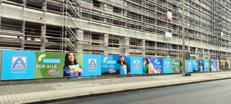Werbekampagne von ALDI Nod auf einer riesigen Werbefläche / TownFence an einem Bauzaun in Leipzig in der Prager-Straße.