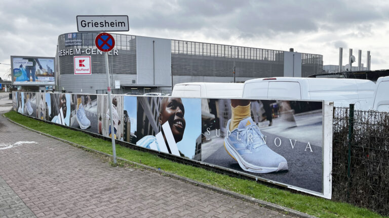 Werbung in Frankfurt für die Adidas Store Kampagne in der Lärchenstraße auf einem TownFence