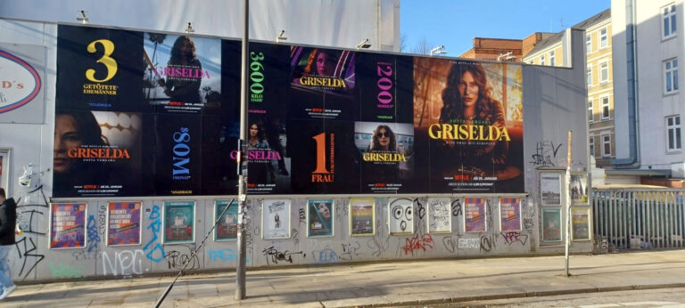 Werbeflächen mit Werbung für die Serie GRISELDA in Hamburg von Netflix. Weitere Plakate darunter.