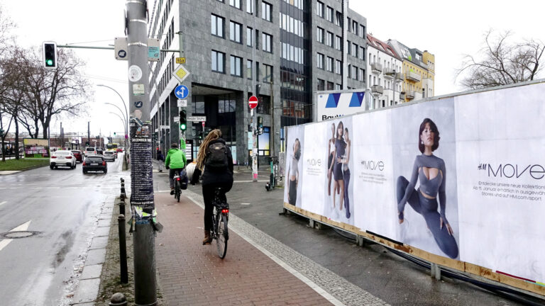 Straße und Radweg mit Werbung von H&M auf TownWall Medien