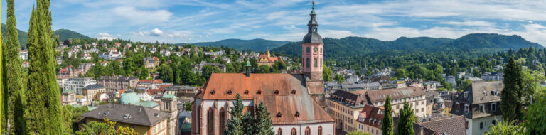 Schöner Panorama Blick auf Baden-Baden. Im Vordergrund imposant zu sehen die Stiftskirche Baden-Baden. Optimale Werbung mit unseren Plakatmedien.