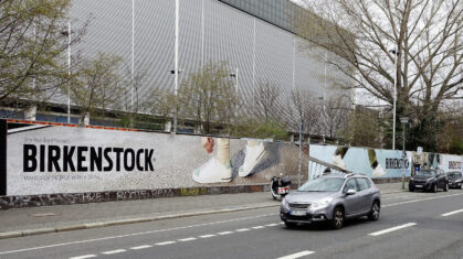 Plakatwerbung von BIRKENSTOCK auf einem TownFence an einer stark frequentierten Straße in Berlin, Köpenicker Str. 70 vor dem Tresor Club.